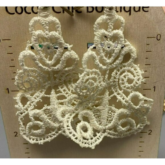 Vintage White Lace Doily Filigree Pierced Earrings - Picture 2 of 3